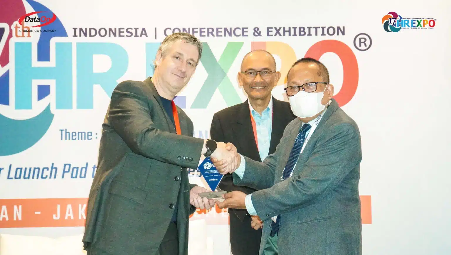 CEO of DataOn, Gordon Enns, receiving a token of appreciation at the 17th HR Expo 2022