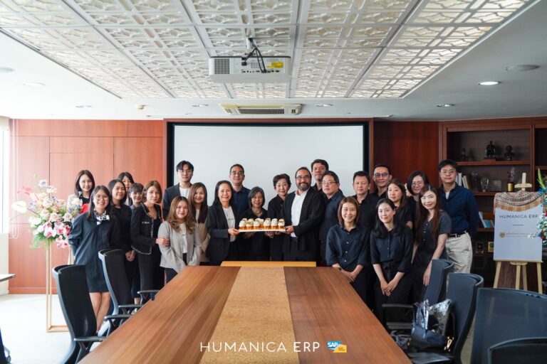 ภาพหมู่ทีมมูลนิธิแม่ฟ้าหลวงฯ และ Humanica ERP ในโครงการ SAP Business One ดอยตุง