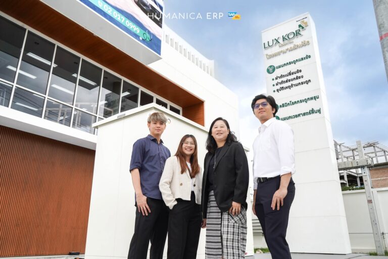 ภาพหมู่บริเวณหน้าโรงพยาบาลรักษ์ข้อ ในโพสต์ Kick-off โครงการ SAP Business One